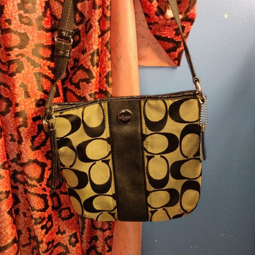 #51 coach crossbody